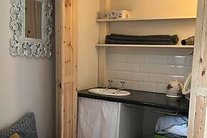 2 Bed-sleeps 3-dog Friendly-garden-riverside