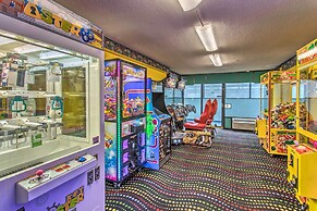 Breezy Landmark Resort Condo w/ Oceanfront Lanai!