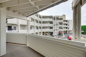 1 Mi to Barefoot Landing: Condo w/ Pool Access!