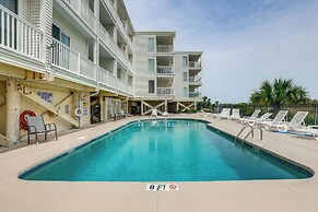1 Mi to Barefoot Landing: Condo w/ Pool Access!