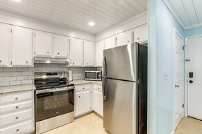 1 Mi to Barefoot Landing: Condo w/ Pool Access!