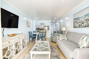 1 Mi to Barefoot Landing: Condo w/ Pool Access!