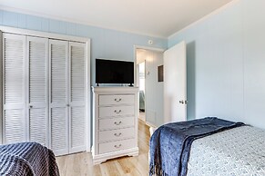 1 Mi to Barefoot Landing: Condo w/ Pool Access!