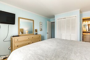 1 Mi to Barefoot Landing: Condo w/ Pool Access!