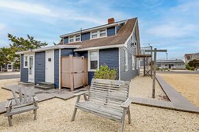 Steps to Surf City Beach: Pet-friendly Cottage!