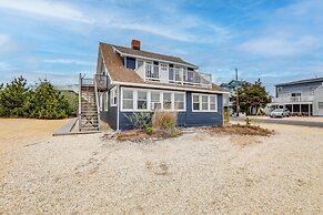 Walk to Bay & Ocean: Pet-friendly Surf City Apt