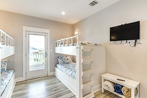 Walk to Coast: Crystal Beach Gem w/ Deck & Views