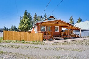 < 1 Mi to Lake Almanor: Home w/ Furnished Decks!