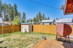 < 1 Mi to Lake Almanor: Home w/ Furnished Decks!