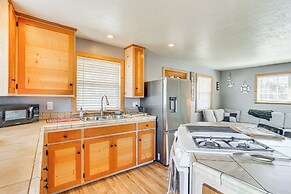 < 1 Mi to Lake Almanor: Home w/ Furnished Decks!
