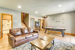 Game Room & Hot Tub: Spacious Retreat in Hollister