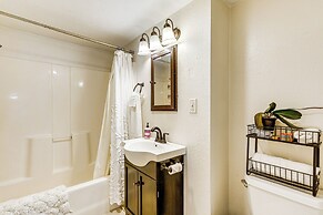 1 Mi to Mountain Loop Highway: Cozy Home w/ Yard!