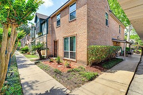 WFH Friendly, Pool Access: Houston Townhome!