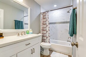WFH Friendly, Pool Access: Houston Townhome!