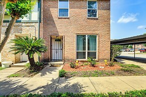 WFH Friendly, Pool Access: Houston Townhome!