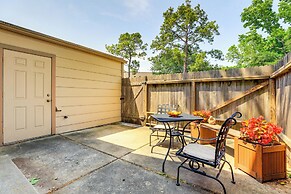 WFH Friendly, Pool Access: Houston Townhome!