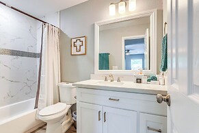 WFH Friendly, Pool Access: Houston Townhome!