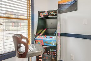 1 Mi to Gatlinburg Strip: Cozy Cabin w/ Fire Pit