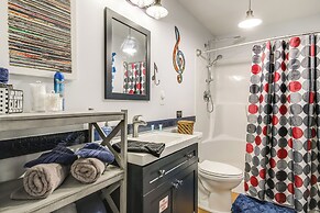 1 Mi to Gatlinburg Strip: Cozy Cabin w/ Fire Pit