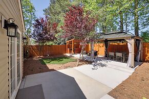 Mini Putting Green & Pool Access: Simpsonville Gem