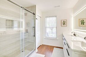 Mini Putting Green & Pool Access: Simpsonville Gem