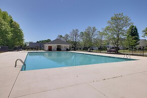 Mini Putting Green & Pool Access: Simpsonville Gem