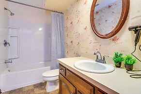 7 Mi to Downtown Toledo: Pet-friendly Apartment