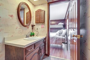 7 Mi to Downtown Toledo: Pet-friendly Apartment