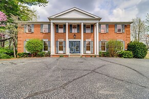 7 Mi to Downtown Toledo: Pet-friendly Apartment