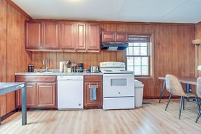 7 Mi to Downtown Toledo: Pet-friendly Apartment