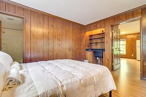 7 Mi to Downtown Toledo: Pet-friendly Apartment