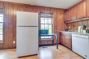 7 Mi to Downtown Toledo: Pet-friendly Apartment