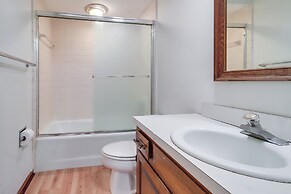 7 Mi to Downtown Toledo & Riverfront: Cozy Apt!