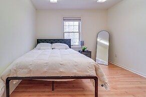 7 Mi to Downtown Toledo & Riverfront: Cozy Apt!