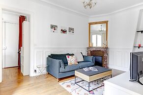 Elegant 1BR Steps to Marais & Louvre