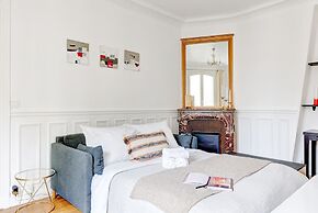 Elegant 1BR Steps to Marais & Louvre