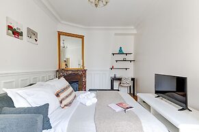 Elegant 1BR Steps to Marais & Louvre