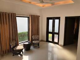 R Cottage Studio Apartments