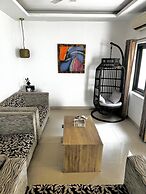 R Cottage Studio Apartments