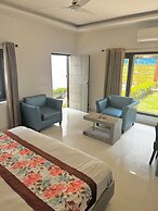 R Cottage Studio Apartments