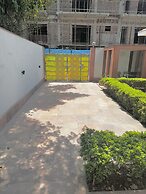 R Cottage Studio Apartments