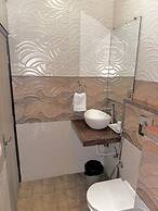 R Cottage Studio Apartments