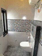 R Cottage Studio Apartments