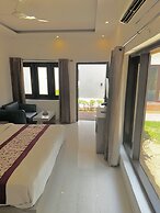 R Cottage Studio Apartments