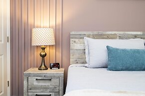 Storey Lake Resort, Private Pool, Near Famous Attractions!!