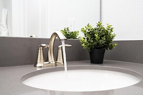 Storey Lake Resort, Private Pool, Near Famous Attractions!!