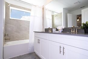 Storey Lake Resort, Private Pool, Near Famous Attractions!!