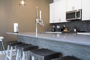 Storey Lake Resort, Private Pool, Near Famous Attractions!!