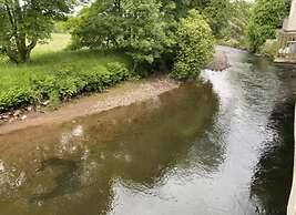 Riverbank Cottage River Ehan, Double Balcony