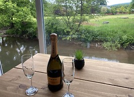 Riverbank Cottage River Ehan, Double Balcony